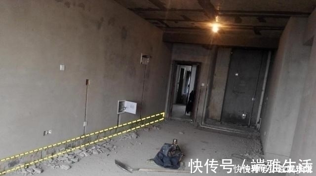 开槽|想要美观,我家选择暗装踢脚线,师傅:承重墙上凿墙角,你再想想