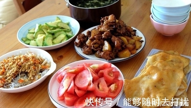 家常|晒晒中午饭，四菜一汤，主食跟菜一起出，家常味道，做法超简单