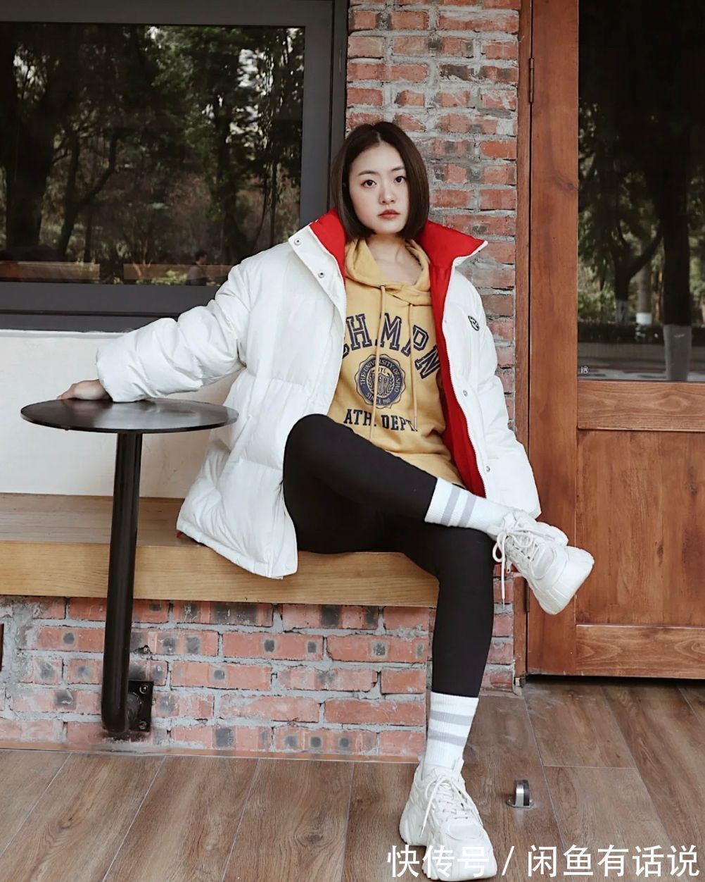 穿搭 冬天火了一种穿法,叫“鲨鱼裤塞进袜子里”,搭羽绒服大衣都时髦