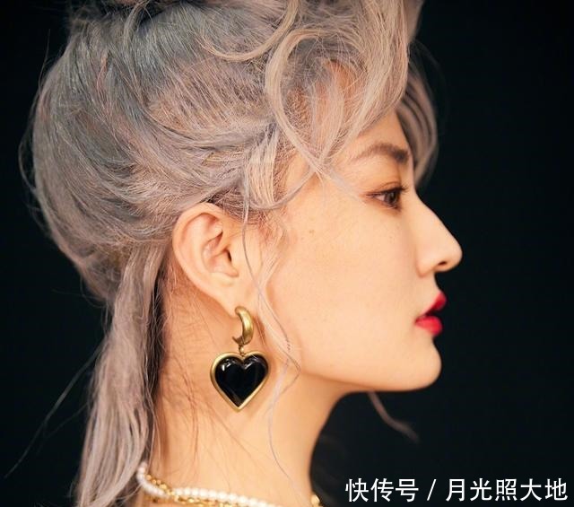 老人|徐璐化老人妆为妈妈应援,一头银发的俏皮小老太,美女老了也好看