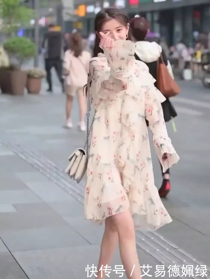 堪称|女生别再穿凉鞋了,试试这款“假裸鞋”,搭印花裙堪称今年最美