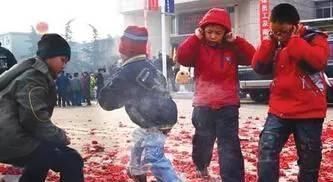 家长们|3岁女孩被炮炸伤,爸爸怒踹小男孩,家长小孩子玩呢,至于吗