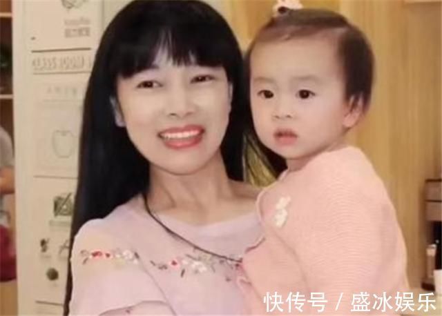 产妇|“最年轻姥姥”走红，跟女婿坐在一起似夫妻，女儿：我压力有点大