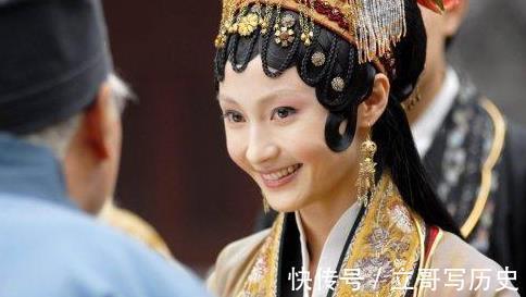 平儿|王熙凤与贾琏合欢，为什么平儿也在房内服侍，你看看她是什么身份