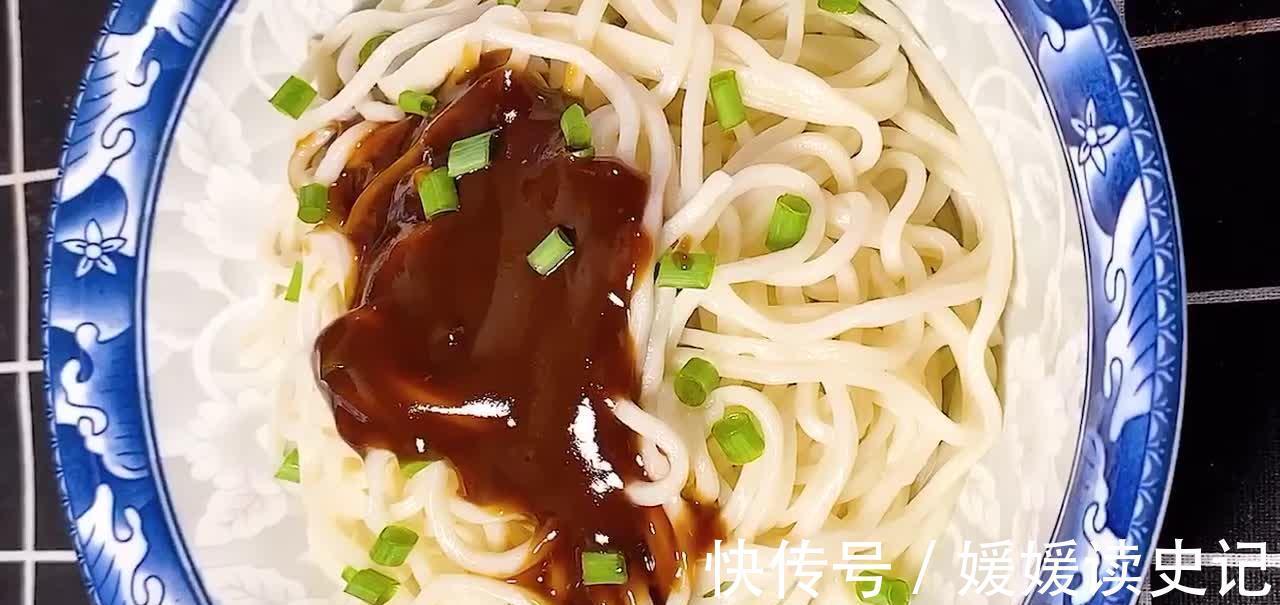 家庭版甜面酱，做法简单成本低廉，蘸大葱抹卷饼酱牛肉都很棒