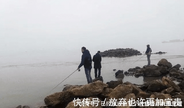 小鱼|长江该禁止钓鱼一男子长江“疯钓”野生白鱼，引网友怒怼