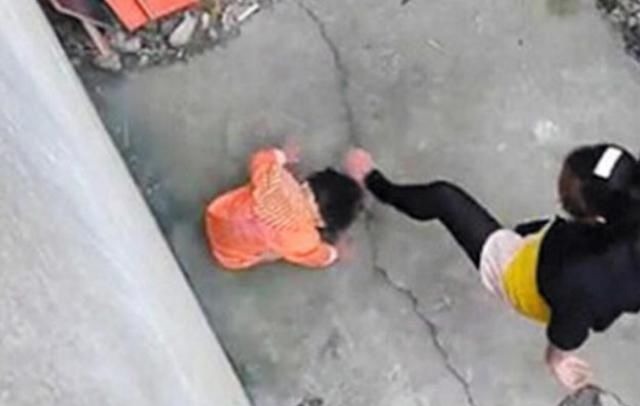 失控|4岁女儿把手机放水里洗,妈妈失控之后,再也听不到孩子的声音