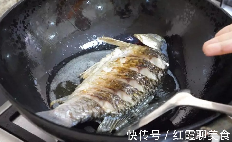 钓鱼|无论煎鱼或煎豆腐,直接用油煎就错了!多做1步,不粘锅不破皮