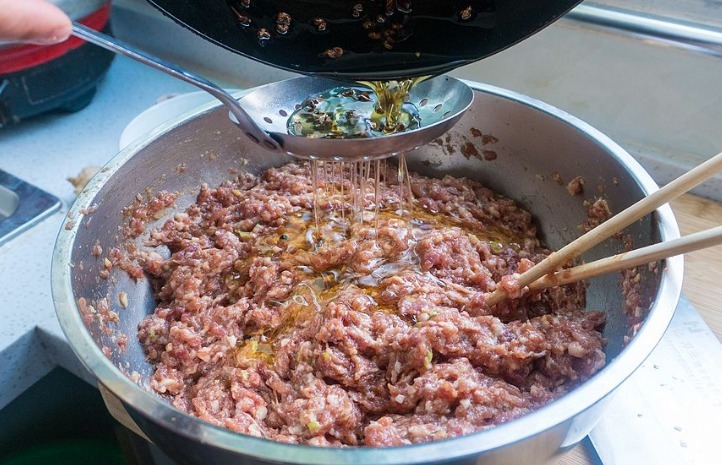 调饺子肉馅,不能乱放调料,记住“两放一不放”,饺子又嫩又香