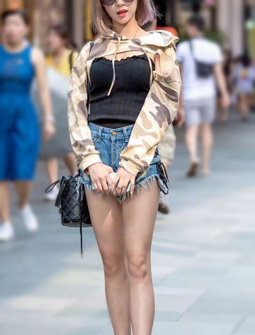 尽显|街拍温婉时尚的美女,穿出女神风格,尽显个性魅力