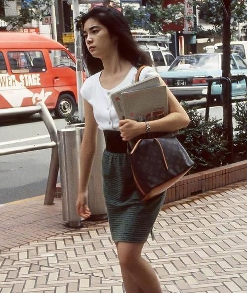 多潮|90年代的日本街拍有多潮？素人都背LV、香奈儿，大牌傍身好时髦