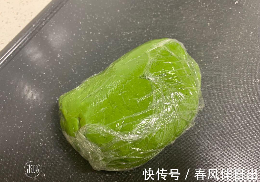 抹茶粉|天热吃这糕点正适合，不烤不炸，冰冷爽口又糯又香，咬一口还爆浆