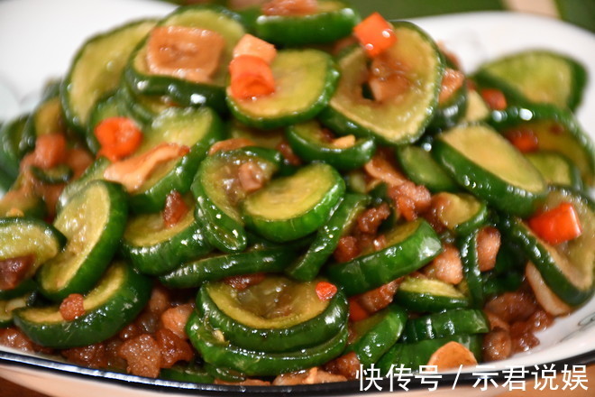 黄瓜别只会凉拌着吃了,试试这种做法,好吃到停不下来