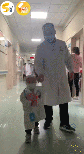 萌翻！2岁男童穿“白大褂”跟医生“查房” ！这一幕让人感动！