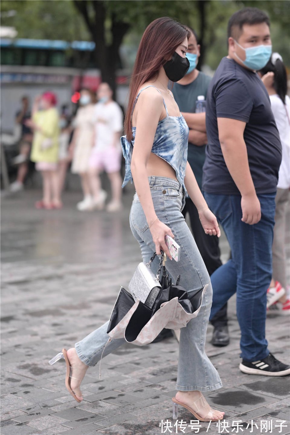 搭配|秋天的时尚美女,选择牛仔裤逛街,总要搭配出一点特别的味道