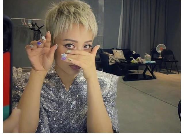 花儿与少年|宁静再接下综艺节目，《中餐厅》后资源爆棚，录制现场手机壳抢镜