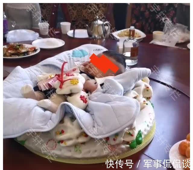 一家人|这样不晕?孩子满月,北京一家人将他放在餐盘中间,转着“吃饭”