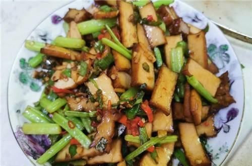 增強|香干和它炒是一對，預(yù)防高血壓，增強腸胃蠕動，是菜也是藥