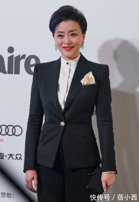 西装|杨澜穿衣从不“装嫩”，穿黑西装内搭白衬衫，骨子里透着高级感