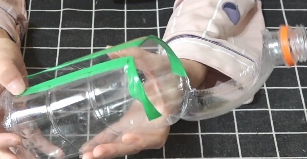 大号塑料瓶不要扔，剪几刀挂在马桶边，全家人都抢着用，太棒了！
