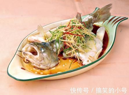 做清蒸鲈鱼,最忌加盐和料酒!掌握3要点,鱼鲜嫩无腥味,超好吃