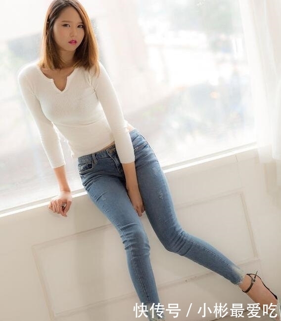 紧身|紧身牛仔裤小姐姐,穿搭很时尚,勾勒出腿部的纤细曲线!