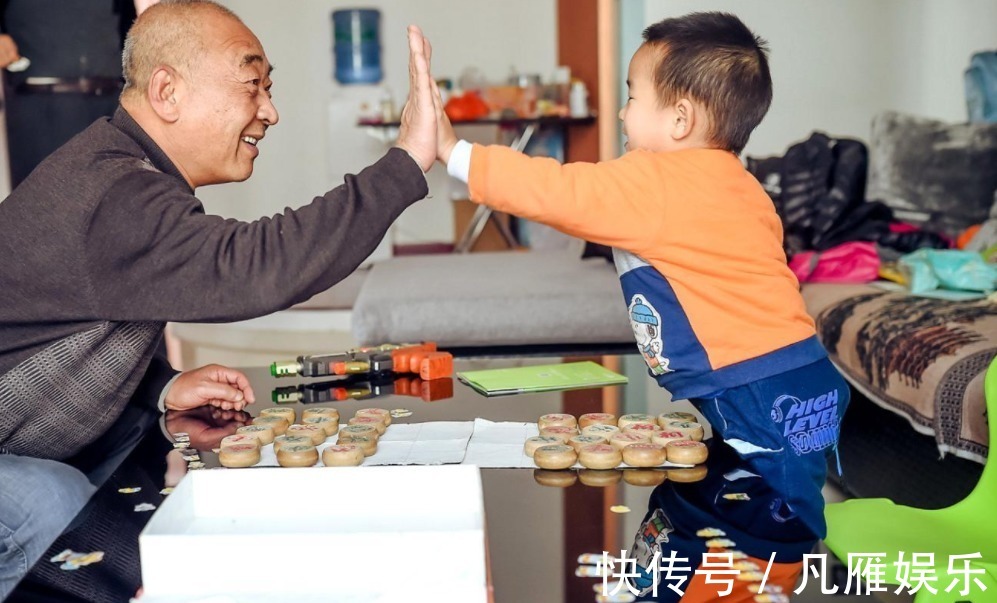 儿媳妇|宝宝跟奶奶睡觉从来不哭，妈妈偷扒门缝怒了脸不要了