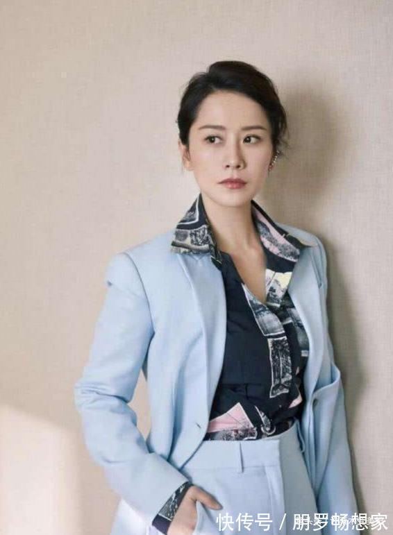 头发 到了45岁的家庭妇女，有白发的剪这5种发型，减龄还显气质