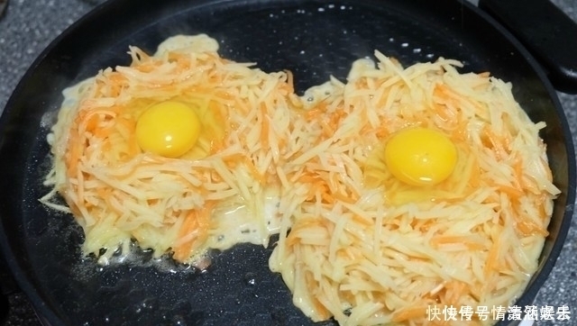 鸡蛋|1个土豆3个鸡蛋，煎出2份早餐饼，不加水不加面，做法简单又好吃