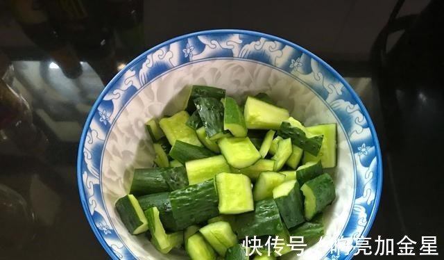 lsj|夏天就馋这菜，4种食材放一起，不炒不炖切好加料一拌，开胃解暑！