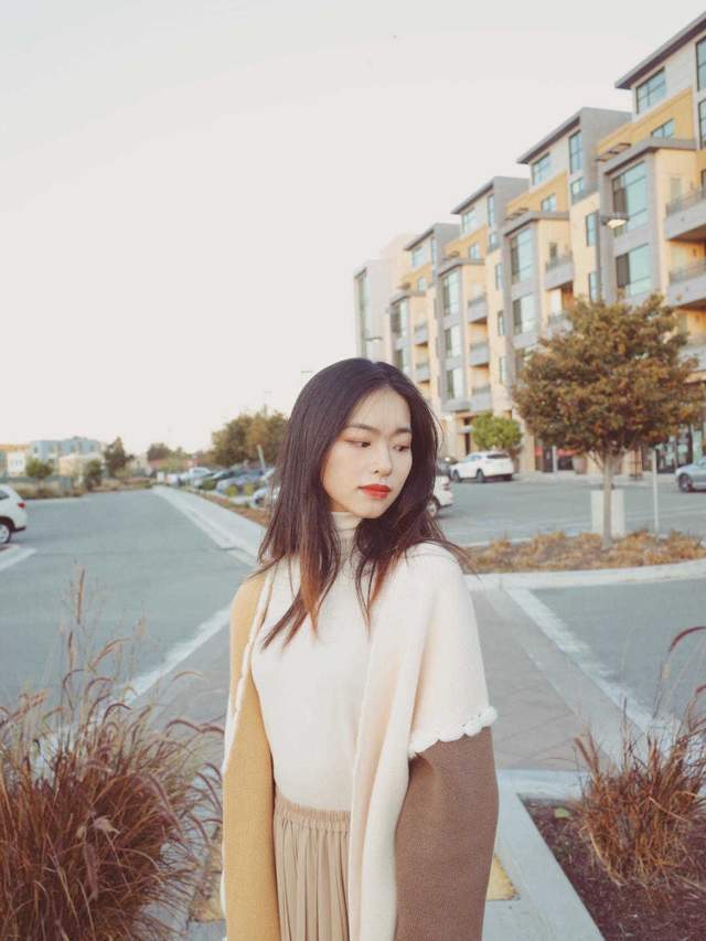 针织衫|25、35岁的韩系穿搭技巧分享，针织衫搭配百褶裙，精致高级又优雅