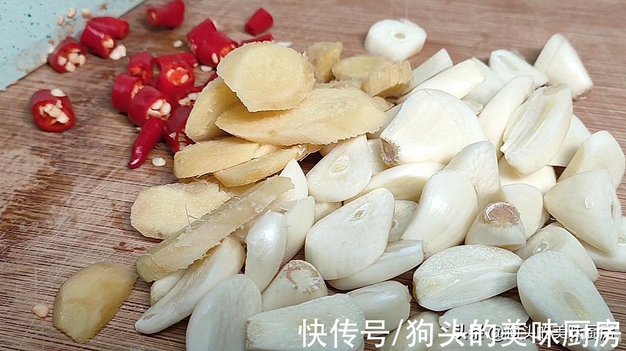 老爸教我的祖传腌萝卜配方，做法简单好储存，又香又脆，太好吃了