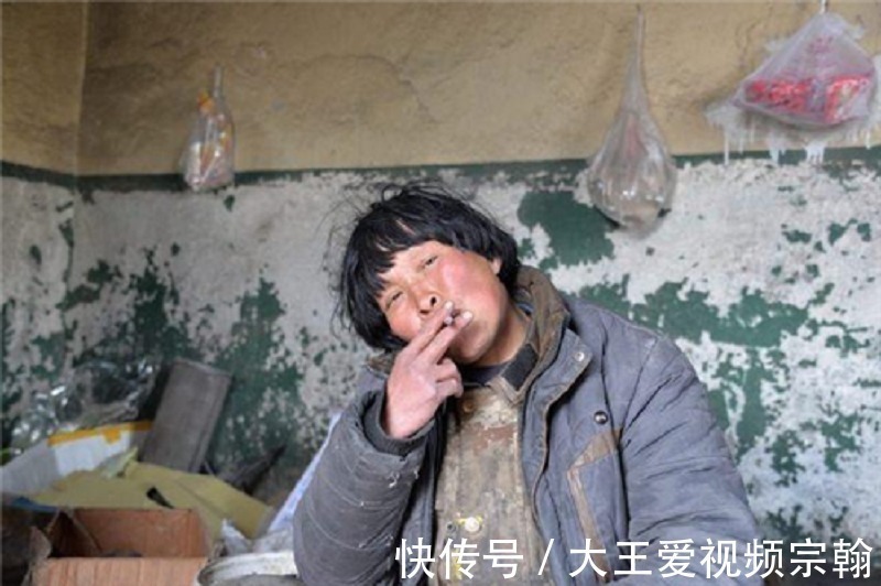 昆仑山脉!昆仑女神独守昆仑20年从女青年变乞丐,军车经过都要鸣笛致敬