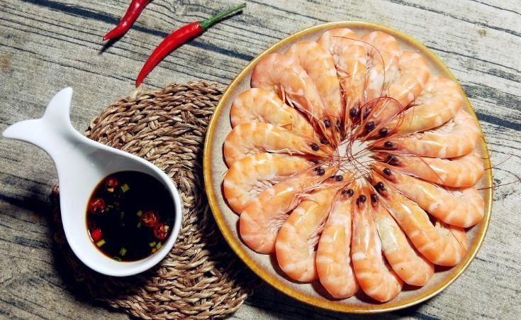 煮大虾不加水,巧用一招,做好后虾肉不柴不腥,鲜嫩味道香