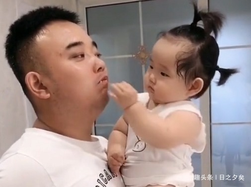 偷吃|“不老实奶爸”躲着娃“偷吃”火了,娃啥玩意嗖一下不见