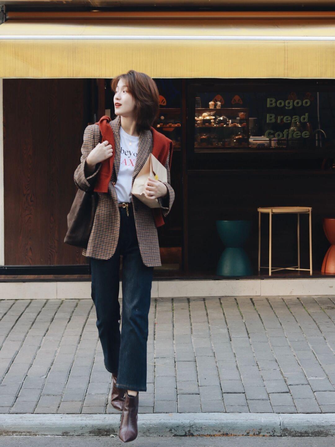 穿搭|今天偷偷分享一些私藏的秋冬保暖搭配,香芋紫外套+白色牛仔裤保暖又时尚!