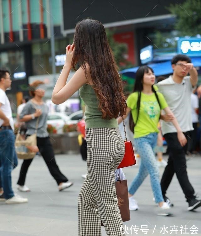 搭配 柔美多姿的打底裤美女,让身形美感提升,气质凸显