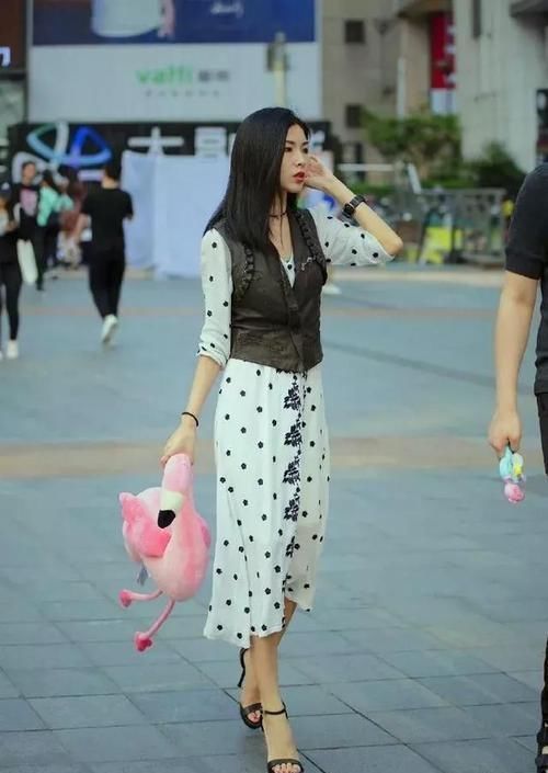 街拍小姐姐一件白色圆领T恤搭配灰色牛仔短裤,尽显时尚魅力