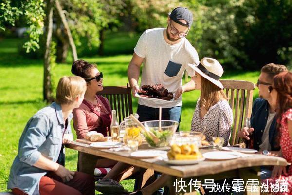 口腔疾病|无缘故的口干，是身体缺水了？提醒：口干也可能暗示这4个问题！