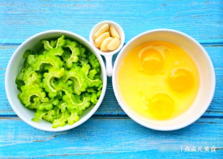 苦瓜炒鸡蛋的小技巧，只需一步让苦瓜不苦翠绿不变，口感超棒