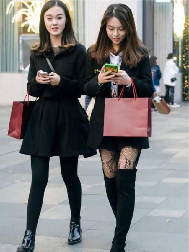 路人街拍，小姐姐露出来的一点小蛮腰，增添了很多的魅力