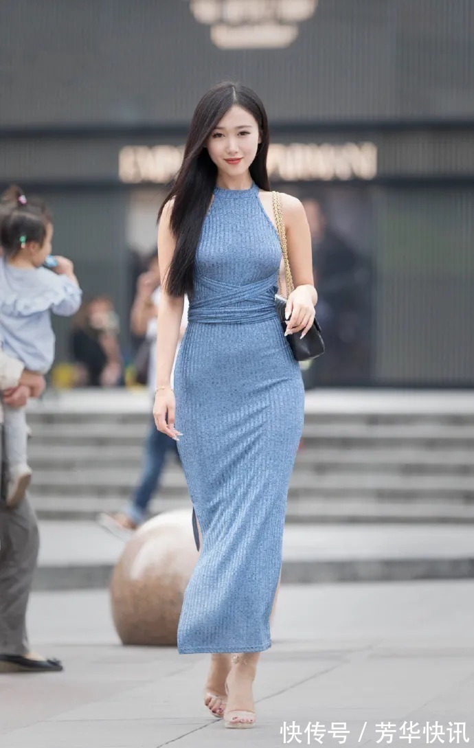 小姐姐|时尚街拍:小姐姐针织裙搭配高跟鞋,美丽依旧,丰姿依然