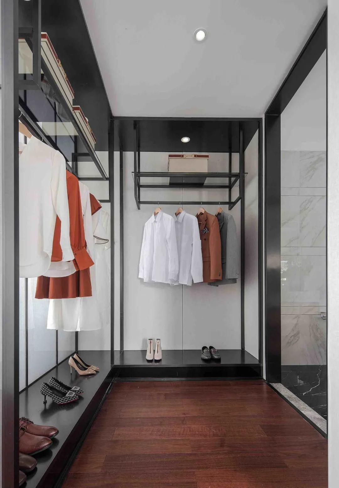 布置|122㎡现代时尚,心灵手巧的女主,在家布置工作台,做起针线活