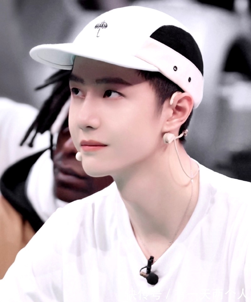 t恤|王一博，这件白T大有来头，一波王炸，BOOM！