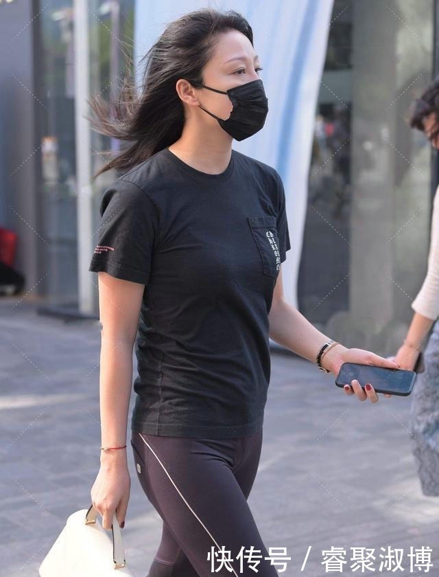 短袖|打底裤配合黑色短袖，上身很有时尚感，凸显满满的女人味