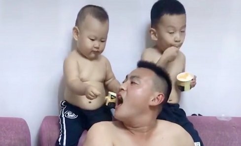 全网|“享清福奶爸”被俩娃喂着吃冷饮火了,这怕是全网待遇最好的爸爸