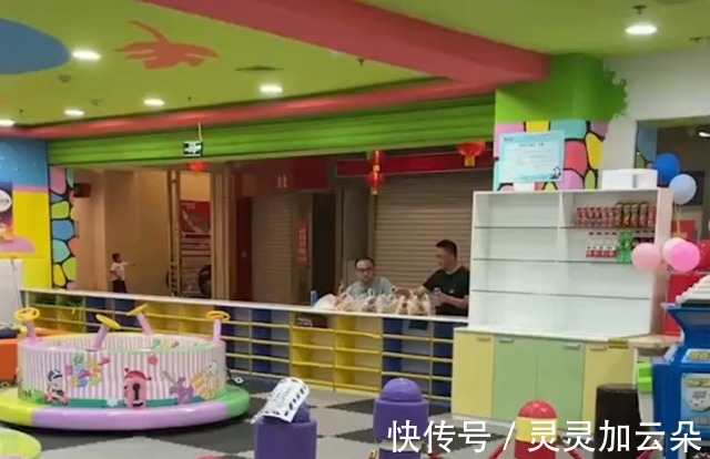 两个爸爸|辽宁俩爸爸带娃出去玩,一旁摆酒菜边喝边聊,网友带娃最高境界!