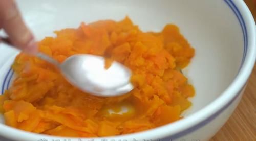  南瓜|冬天多吃南瓜糯米粉，不加一滴水，软糯香甜还流心，比油炸还好吃