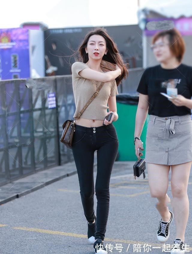 短袖短衫 棕色宽领短袖短衫搭配棕色斜挎包,让整套穿搭看起来更加和谐美观!