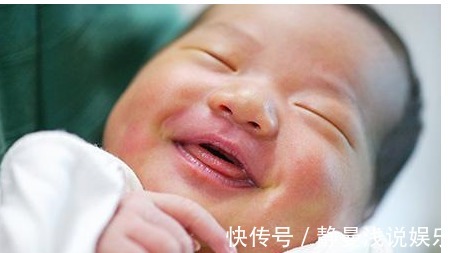 新生儿|婴儿面带微笑出生的,95后妈妈高兴,医生却反手打了孩子一巴掌
